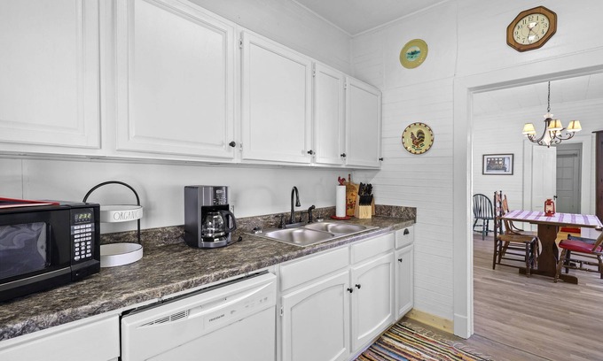 Warrensville Cabaña | Arthur's Creekside, Cozy 2 Bed, 1 Ba, 8 min to West Jefferson