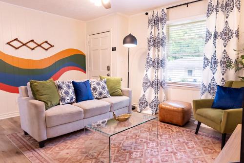 Covington Apartamento | Artist's Bungalow - 1/2 mi from Covington Square
