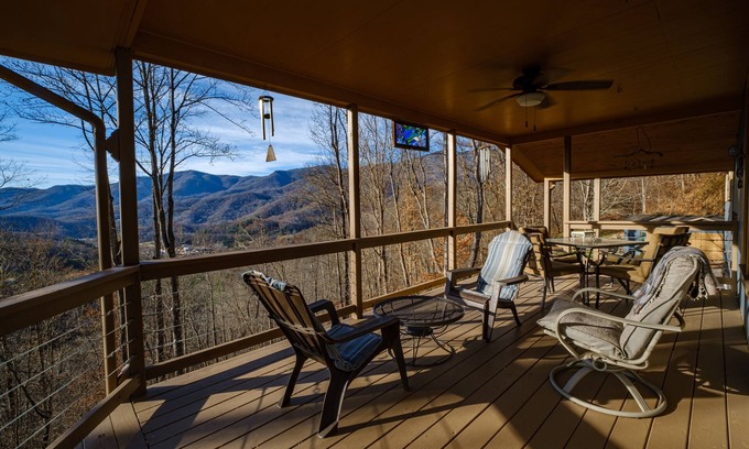 Sylva Casa | la casa del artista con una hermosa vista a la montaña y la ubicación conveniente.