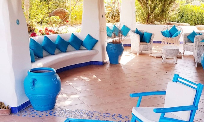 Orosei Villa | [Artista] Elegante villa cerca del mar con jardín vallado