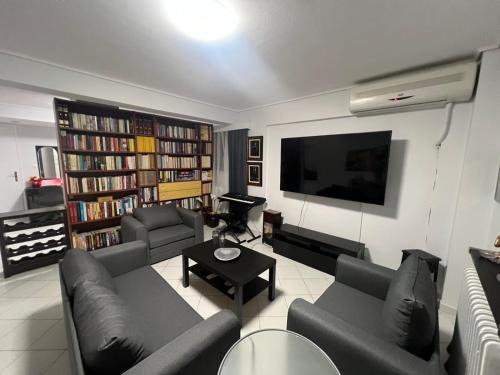 Vouliagmeni Apartamento | Artistic & cozy ! Just 5' to seaside