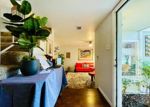 Southeastern Sacramento Casa | Artists Condo GAME ROOM Patio near UC Med Center
