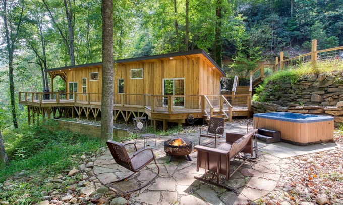 Fairview Cabina | Artist’s Palette by AvantStay | Colorful Retreat