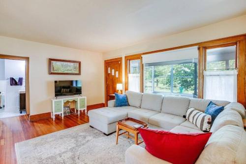 South Bend Casa | Artist’s Vintage Home 5 mins from ND Campus