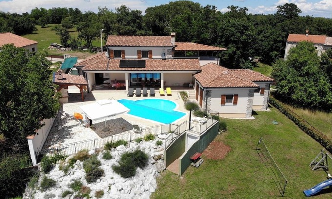 Gradisce Villa | Arton Villa, cerca de Rovinj con una gran piscina en una ubicación tranquila y natural, cuatro dormitorios