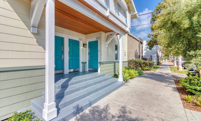 East Village Apartamento | Arts District of Long Beach! Walking distance to the beach!