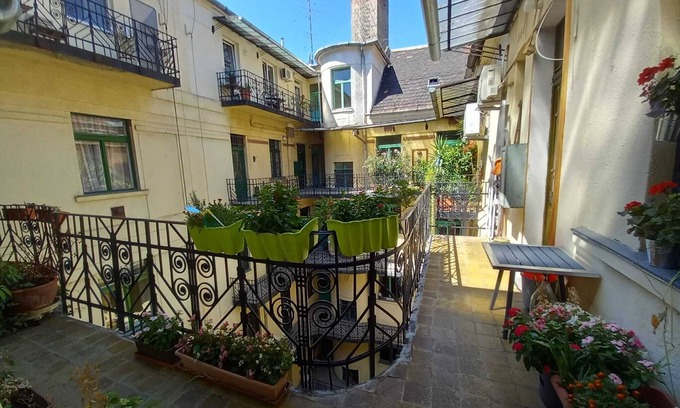 Ujlipotvaros Apartamento | ArtSu Danubio con vista al río Apartamento de 2 dormitorios en planta superior individual diseñado con arte + aire acondicionado