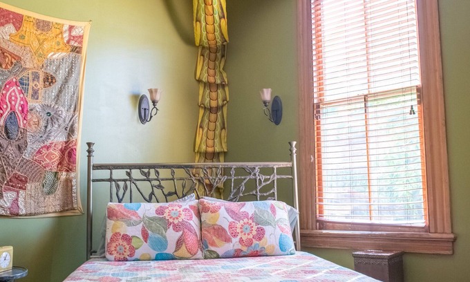 Bywater Cama Y Desayuno | Artsy Bollywood Suite at The Lookout Inn in the colorful Bywater neighborhood!