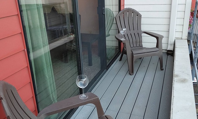 Old Town Chinatown Apartamento | Artsy condo with pool, spa, gas grill, high-speed WiFi, on river near Pearl.