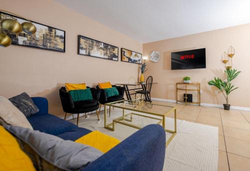 Arlington Park Apartamento | Artsy Getaway With Vibrant Design Flair