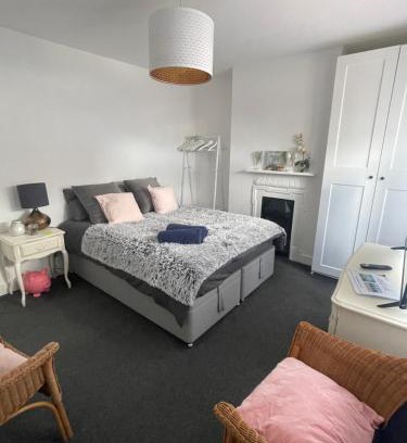 Barling Casa | Artsy Minimalist Suite