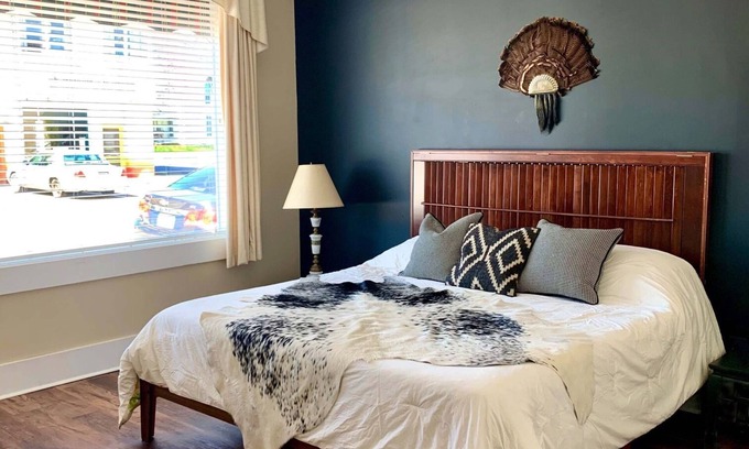 Cowan Casa | Artsy pet-friendly king room/historic railroad inn