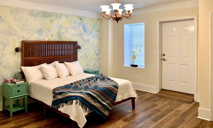 Cowan Casa | Artsy pet-friendly queen room/historic railroad inn