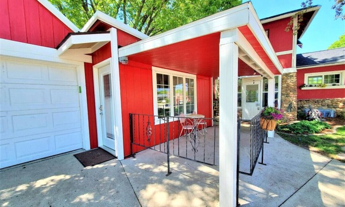 Arnolds Park Casa | Artsy Tartsy Bunk House at the Lake
