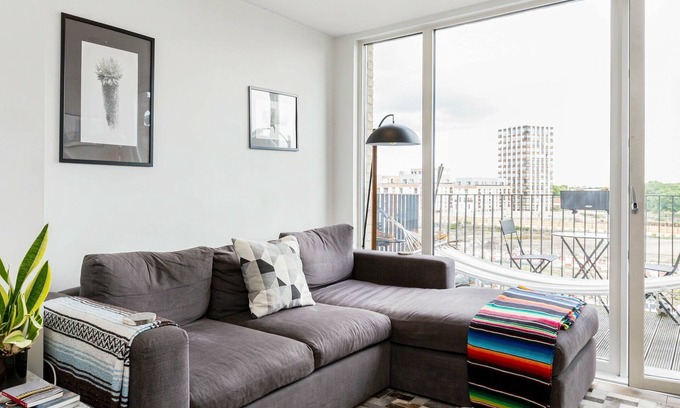 Bromley North Apartamento | Arty 1BD with City Views, Stratford