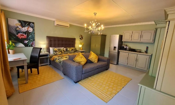 Moreleta Park Casa | Arum Lily Guest Rooms