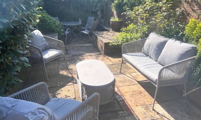 Arundel Casa | Arundel cottage with garden & balcony