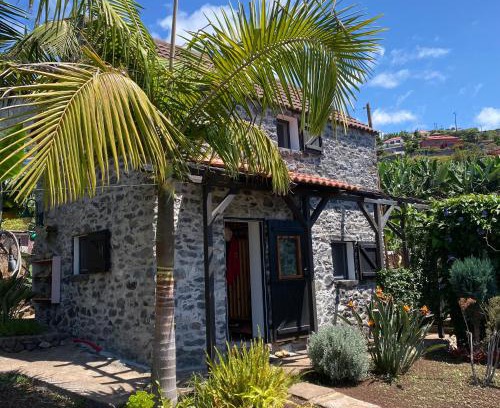 Arco da Calheta Casa | As Casinhas da Madeira - Cosy Stone Cottage in a subtropical garden