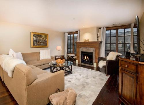Avon Casa | Ascent Residence 208