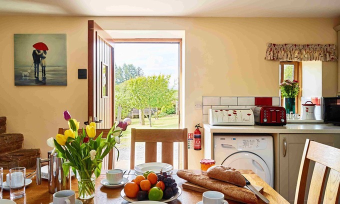 Trecastle Casa | Ash Tree Cottage with Hot Tub