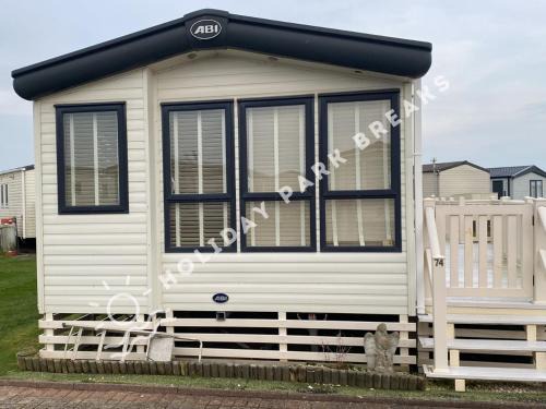 Selsey Casa | Ashcroft - Centrally located 2 bed with parking at Seal Bay Resort