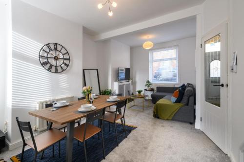 Barry Casa | Asher Suite by Koya Homes - 2-Bedroom Home, Downtown Barry, Free Parking