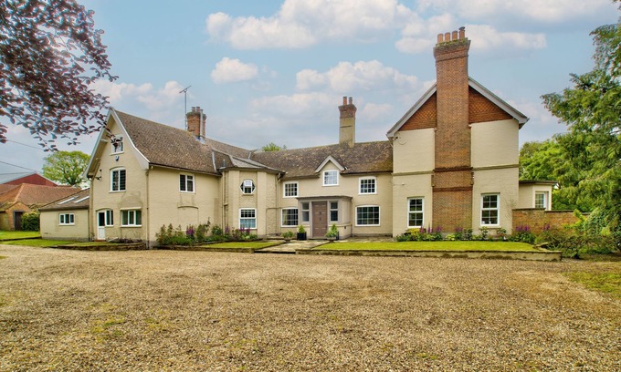 Stowmarket Cabaña | A house that sleeps 28 guests in 9 bedrooms