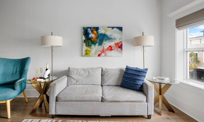 Downtown Charleston Apartamento | Ashley Suite: Luxurious Retreat on King Street