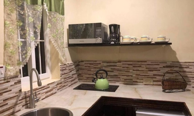 Beverly Hills Apartamento | Ashlyn Chocolate Private Studio quiet and safe.