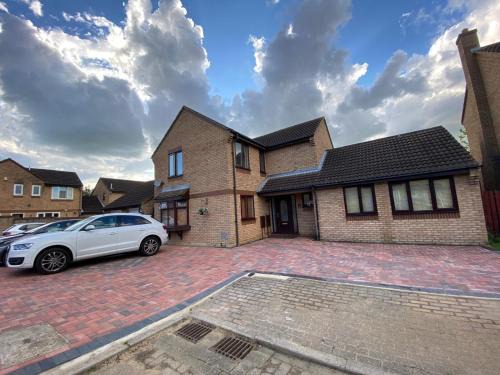 Milton Keynes Casa | ASHMINA HOLIDAY LET with Free onsite Parking for SMALL VANS and cars only