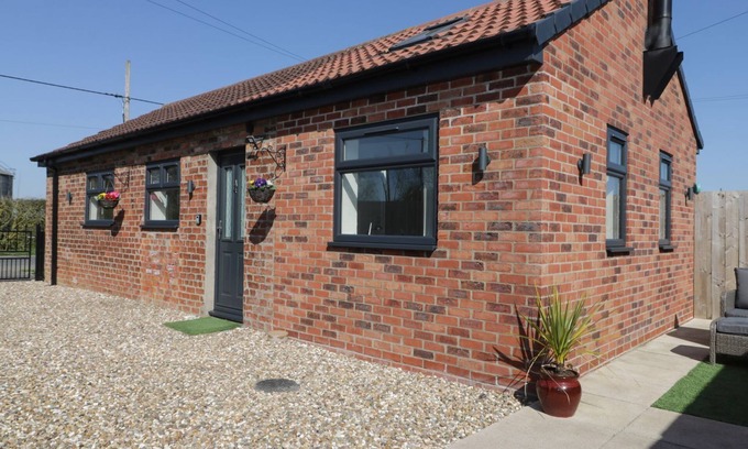 Winestead Cabaña | ASHTREE COTTAGE, pet friendly, country holiday cottage in Ottringham