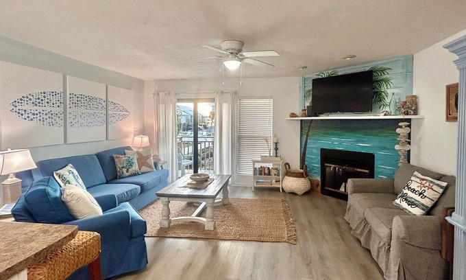 East End Condominio | 1 Min Walk Beach! Pool within Steps! Sleeps 6! AC, WiFi and 2 Community Pools