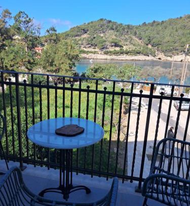 Frourion Apartamento | Asos Beachfront Apartment, Center village, 20m Beach - near Myrtos - Fiskardo