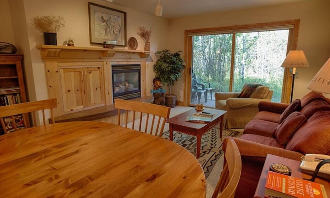 Driggs Condominio | Aspen Forest Hideaway: Close to Targhee, Fireplace, In-unit Laundry, Hot Tub