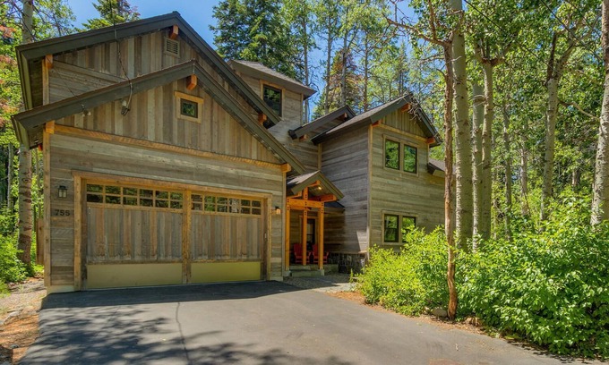 Tahoe Pines Casa | Aspen Paradise: 4 dormitorios / 2. 5 BA cuatro dormitorios en Homewood, capacidad para 8