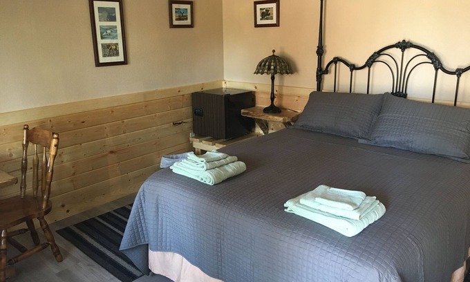 Cohoe Cabina | ASPEN--Personal sleeping cabin with shared kitchen/bathhouse