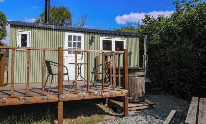 Craven Arms Cabaña | ASTON - SHEPHERD HUT, romantic, with hot tub in Aston On Clun