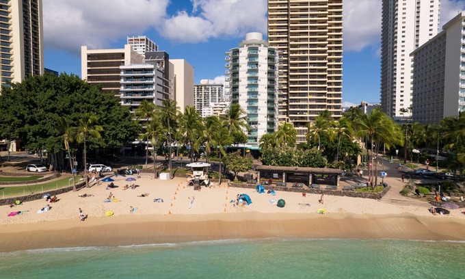 Waikiki Hotel | Aston Waikiki Circle Hotel