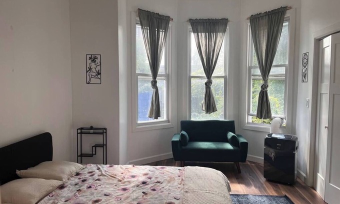 Communipaw Apartamento | Encantador apartamento en Jersey City, con AC y ubicado en el segundo piso