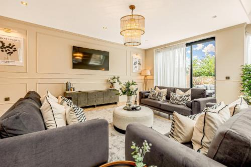 Queen's Park Apartamento | Astounding 4BR Haven with garden Queens Park Tube
