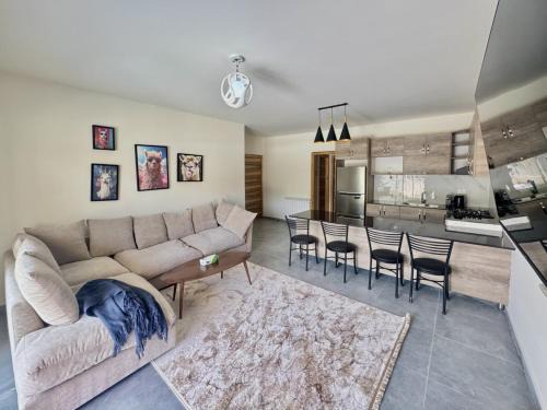 Kfardebian Apartamento | Astra Faqra 3BR w Pool and Balcony