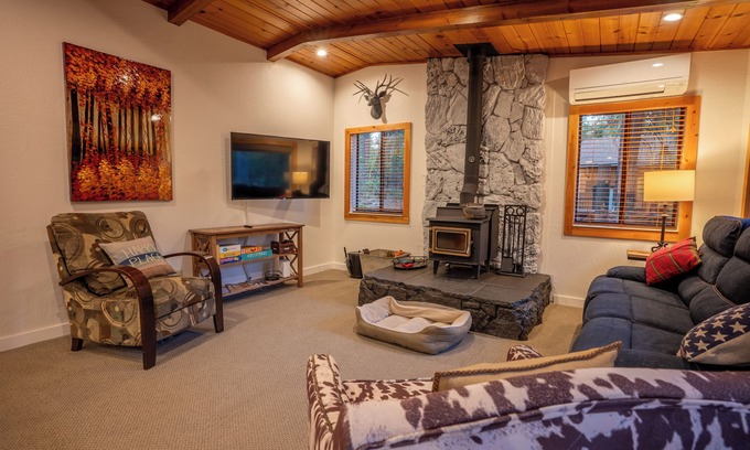 Dorrington Cabina | Astro's Dogwood Cabin ~ Pool Access & A/C & Pet friendly!