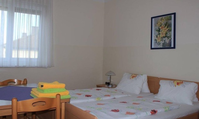 Eisenstadt Apartamento | Four-bed room with shower, WC - Filbert guest room