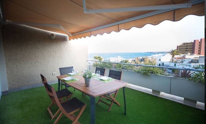 Poris de Abona Apartamento | A nivel del mar, y con vistas la playa. Apartamento con terraza y 8 hrs de sol