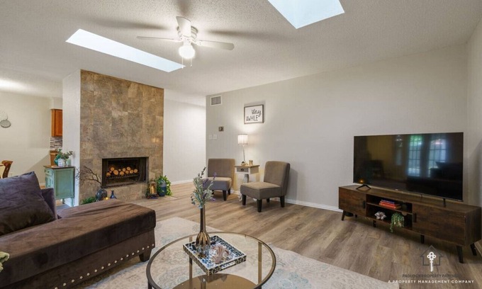 Grand Prairie Casa | AT&T, Globe Life, Six Flags - Updated Comfy Home
