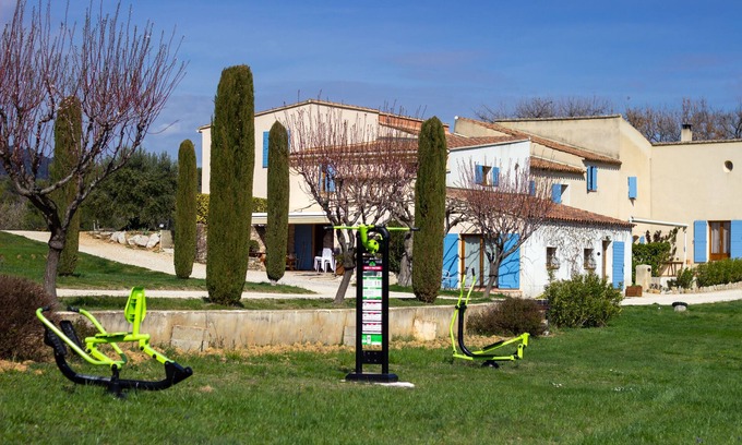 Peypin-d'Aigues Apartamento | A los pies del luberon, apartamento con terraza en dominio con piscina.