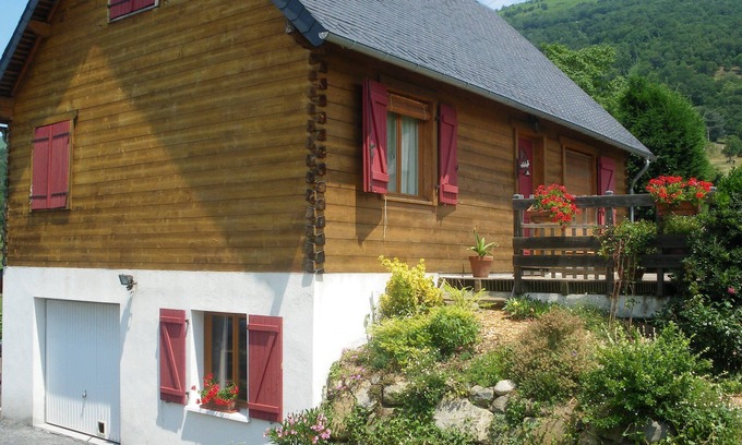 Ayros-Arbouix Chalet De Esquí | Al pie del macizo de Hautacam, se alquila chalet de madera