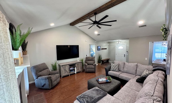 Lowell Casa | At the Heart of NWA, Detached Game room, L2 Charging, Bonus amenities and more!