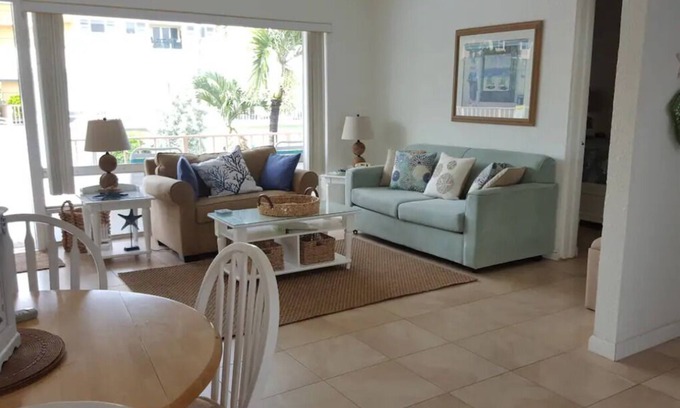 Hillsboro Beach Apartamento | At the Ocean - Apartment with Large Deck - #202