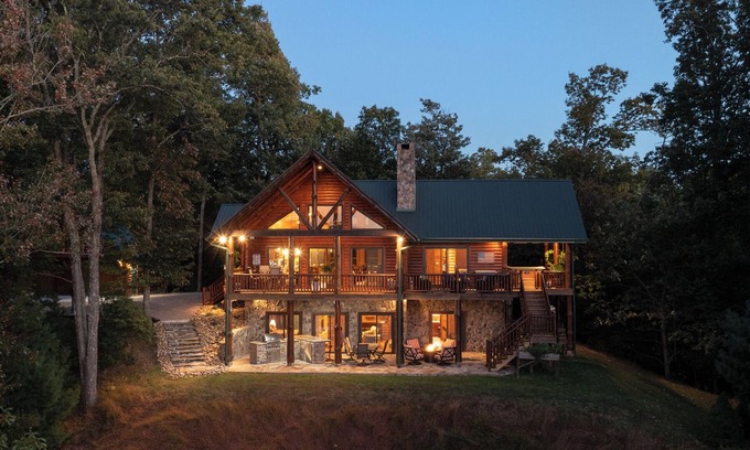 Ferguson Cabina | At Trail's End: Family Friendly Mtn Top Cabin, Porch and Patio area, Covered Hot